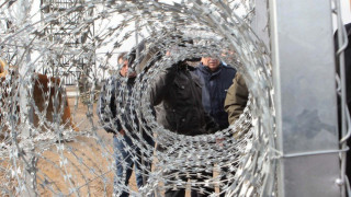 Пакистан вдига 2500 км стена на границата
