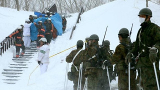 Лавина уби 7 ученици и учител в Япония