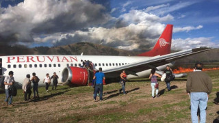 Самолет със 140 пътници се запали във въздуха