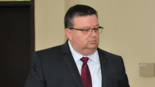 Цацаров иска уволнение за трима прокурори