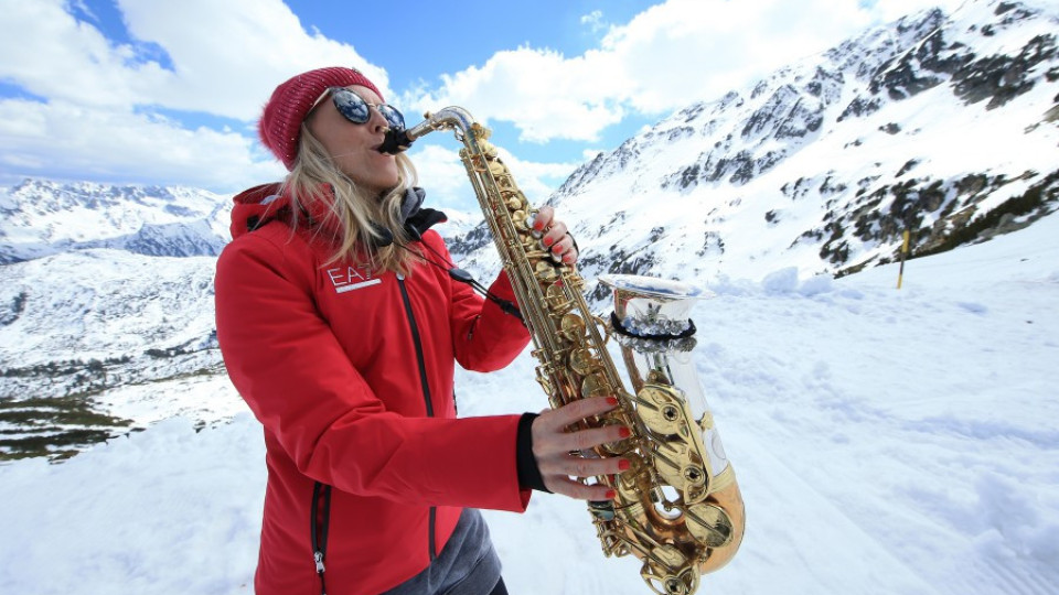 Топ саксофонистка гледа ски в Банско | StandartNews.com