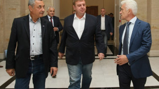 Войводата  и двамата байрактари