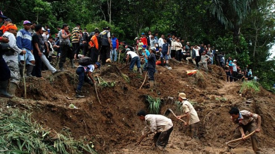 27 жертви на свлачища в Индонезия | StandartNews.com