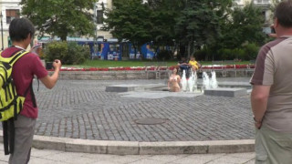 Гола жена на каишка взриви Будапеща