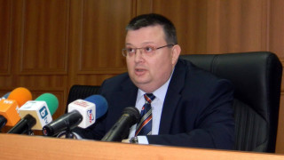 Погнаха трима прокурори