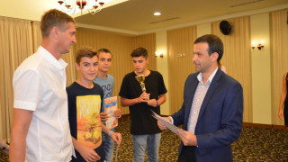 Община помага на училище за паметник на Климент Охридски