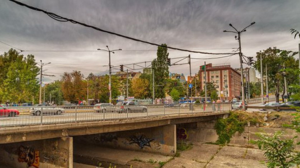 Ограда се срути върху автомобили | StandartNews.com