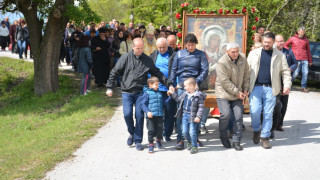  Чудотворна икона поведе шествие