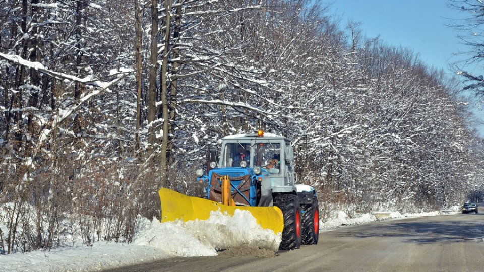 Цяла нощ чистиха снега от пътя през „Петрохан" | StandartNews.com