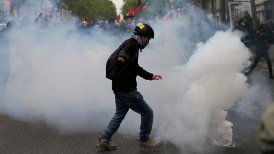 Изборите във Франция започнаха с камъни и сълзотворен газ | StandartNews.com