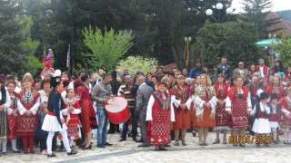 Македонци и гърци с наши носии на празник