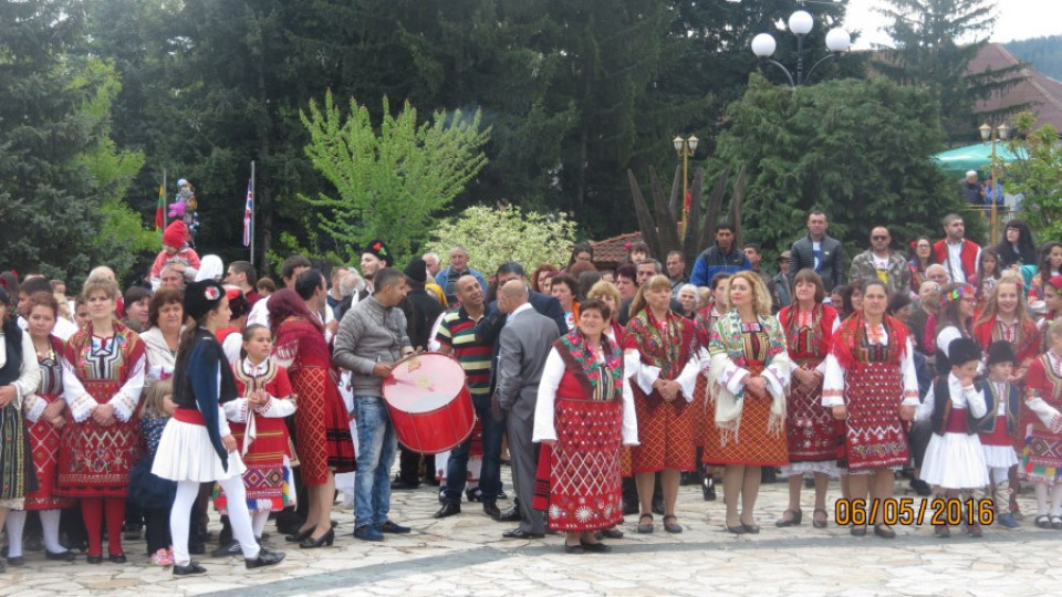 Македонци и гърци с наши носии на празник | StandartNews.com