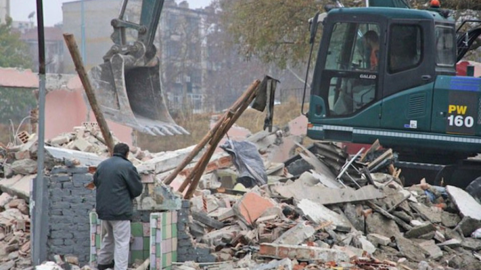 Събарят къщи в ромската "Арман махала" | StandartNews.com