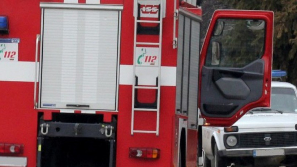 35 огнеборци гасиха огромен пожар в цех за картон | StandartNews.com