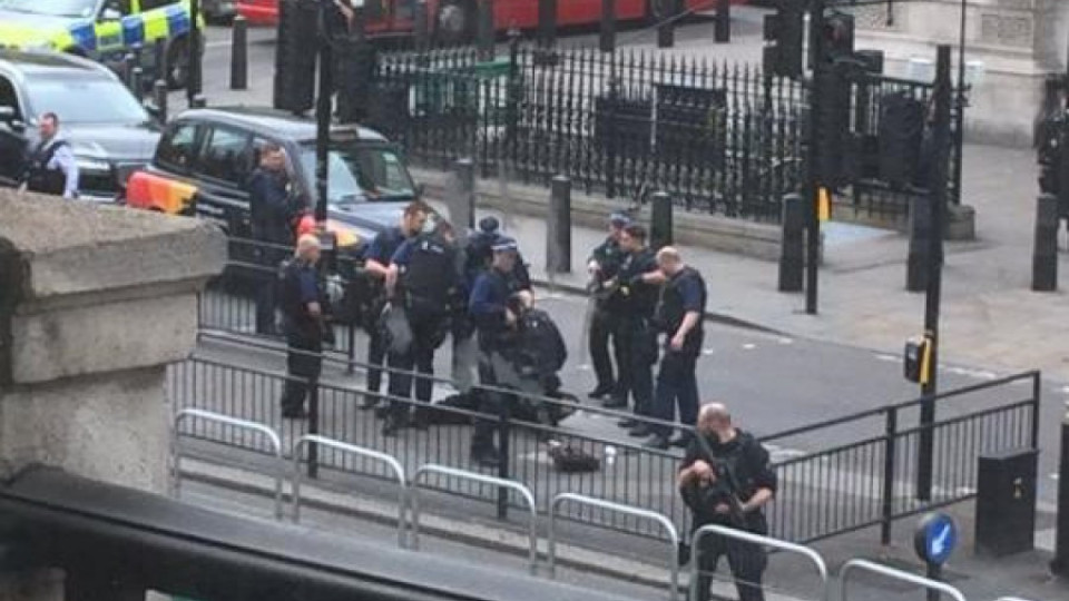 Тръшнаха въоръжен мъж край британския парламент | StandartNews.com