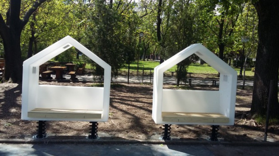 Монтират пейки със слънчеви панели в парк "Заимов" | StandartNews.com