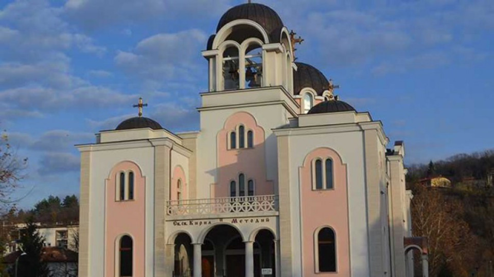 Осветиха първата нова катедрала от близо век в Ловеч | StandartNews.com