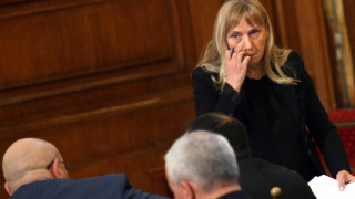 Елена Йончева подхвана Узунов за оградата