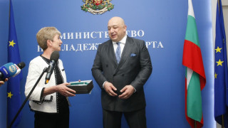 Кралев изгражда физкултурни салони за 130 милиона