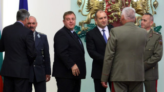 Президентът иска дългосрочна политика за въоръжените сили