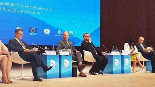 Йотова в Баку: Липсата на цели радикализира