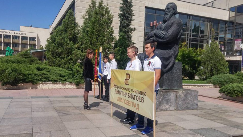 Ученици и граждани с цветя за патрона на Благоевград | StandartNews.com