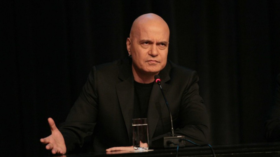 Слави Трифонов  четвърти ден на протест пред парламента | StandartNews.com