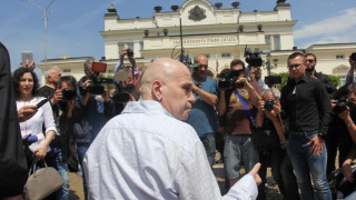 Слави сложи край на протеста