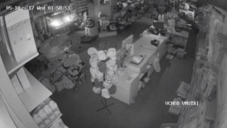 Крадци задигнаха бебешка количка от магазин 