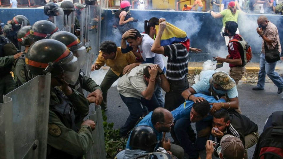 Жертвите  във Венецуела вече са 43-ма души | StandartNews.com