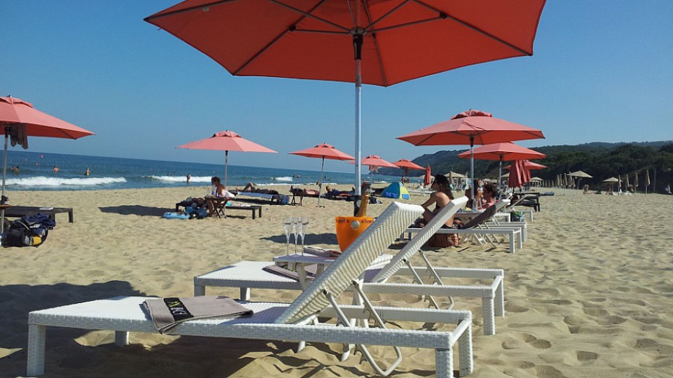 Свалят цените за шезлонг и чадър на плажа | StandartNews.com