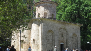 Танци и курбан до манастира в Земен