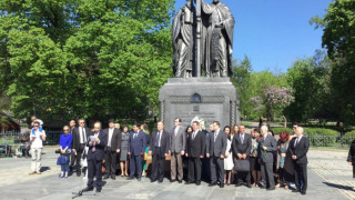 Химнът на просветата екна на Червения площад