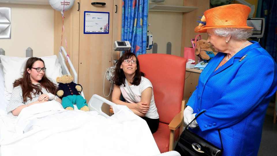 Кралицата посети ранени от атентата деца | StandartNews.com