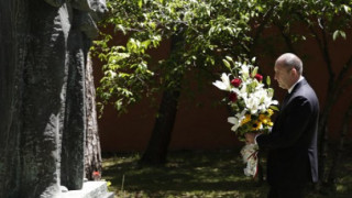 Радев поднесе цветя пред два паметника в Рим