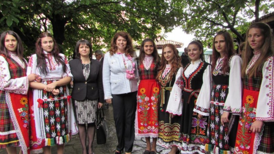 Йотова: Българската роза е визитната ни картичка | StandartNews.com