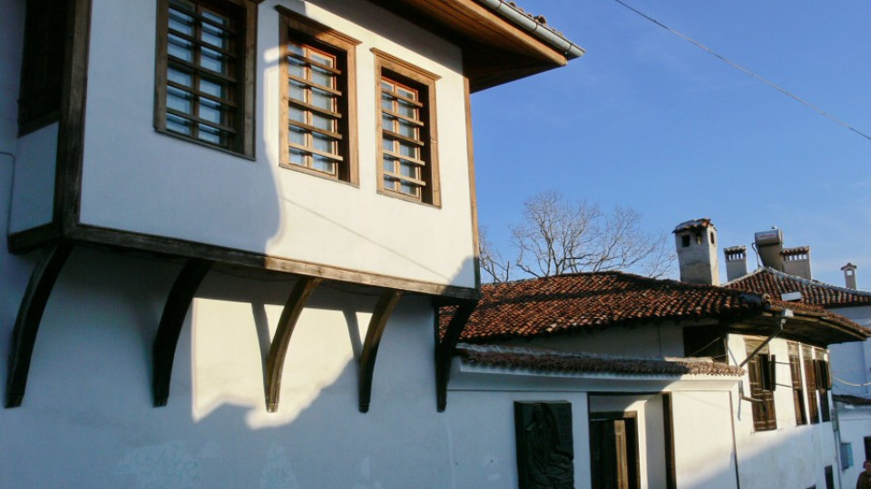 Къща паднала до туристи в Карлово | StandartNews.com
