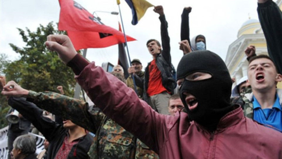 Украински националисти изхвърлиха в кофа българин | StandartNews.com