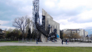 Местят паметника пред НДК в музей