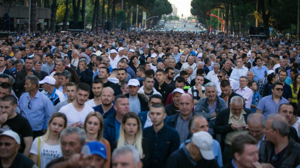 140 натровени на митинг на опозицията в Албания | StandartNews.com