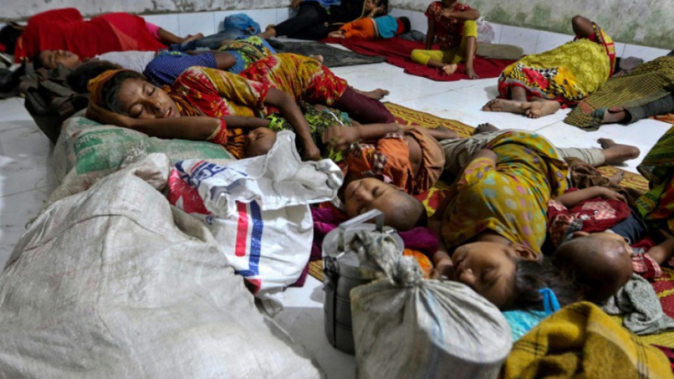 Стотици хиляди бягат от ураган в Бангладеш | StandartNews.com