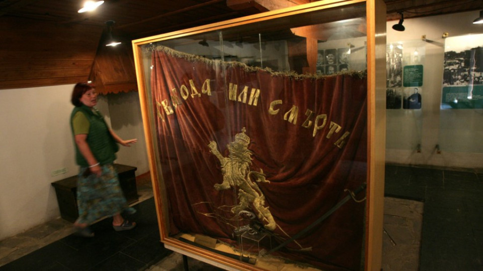 Дариха реплика на знамето на Райна Княгиня на музея в Панагюрище | StandartNews.com