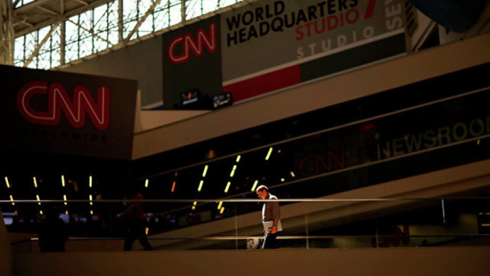 CNN прекрати договора си с Грифин, заради снимките с главата на Тръмп | StandartNews.com