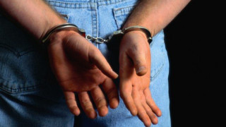 Арестуваха мъж за заплахи срещу Нинова и Радев