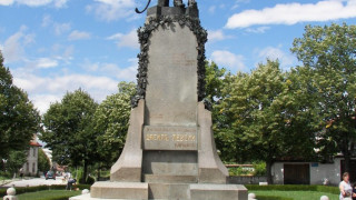 Всеки град с паметник на Апостола