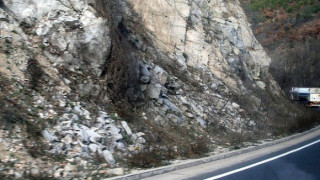 Падащи камъни в Предела и край Кресна