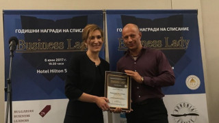 Министър Ангелкова с наградата за принос в развитието на туризма