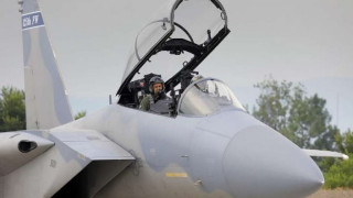 Президентът пилотира изтребител F-15C