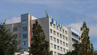 Двамата пилоти от хеликоптера са в стабилно състояние