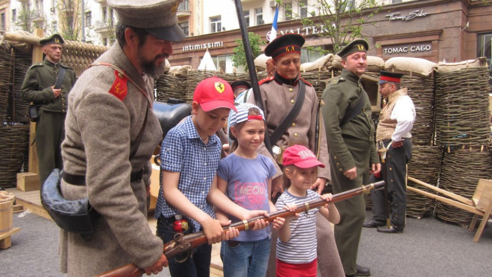 Червеноармейци, песни и пирожки за Деня на Русия | StandartNews.com